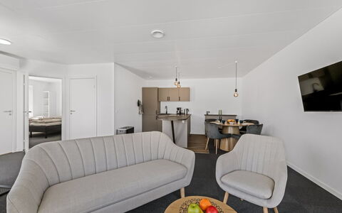 Apsolon - 50M to the Fjord: Flooring, Verdieping, Hout, Interieur Ontwerp, Plafond, Meubilair, Kamer, Appartement, Woonkamer