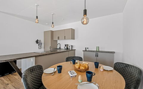 Apsolon - 50M to the Fjord: Interieur Ontwerp, Meubilair, Flooring, Muur, Verdieping, Hout, Plafond, Countertop, Kamer, Keuken