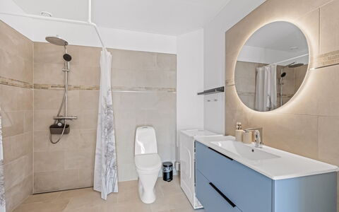 Apsolon - 50M to the Fjord: Flooring, Verdieping, Loodgieterswerkinrichting, Interieur Ontwerp, Badkamerkast, Badkamer, Loodgieter, Spiegel, Wastafel, Kraan