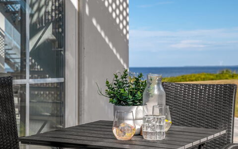 Apsolon - 50M to the Fjord: Meubilair, Stoel, Buitenmeubels, Tafel, Buitentafel, Keuken En Eettafel, Koffietafel, Bloempot, Balkon