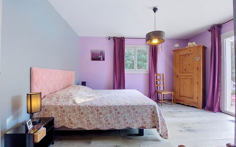 Moun Pantai: Meubilair, Interieur Ontwerp, Muur, Slaapkamer, Bed, Verdieping, Flooring, Kamer, Textiel, Huis