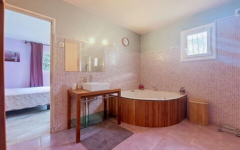 Moun Pantai: Flooring, Interieur Ontwerp, Loodgieterswerkinrichting, Verdieping, Bad, Badkamer, Plafond, Loodgieter, Verlichting, Kamer