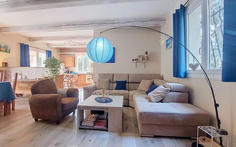 Moun Pantai: Meubilair, Interieur Ontwerp, Bankstel, Flooring, Verdieping, Woonkamer, Hout, Plafond, Kamer, Tafel