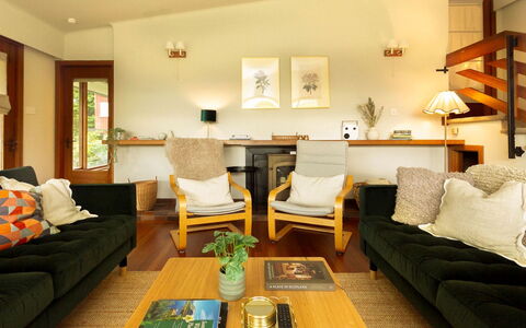 Mam Mor Lodge: Meubilair, Interieur Ontwerp, Bankstel, Flooring, Muur, Verdieping, Woonkamer, Hout, Kamer, Plafond