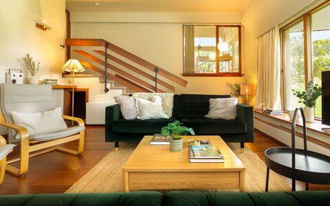 Mam Mor Lodge: Meubilair, Interieur Ontwerp, Bankstel, Flooring, Muur, Woonkamer, Verdieping, Hout, Geel, Kamer