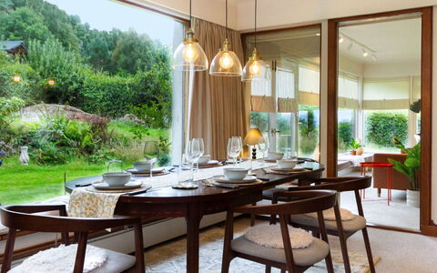 Mam Mor Lodge: Meubilair, Interieur Ontwerp, Eetkamer, Tafel, Keuken En Eettafel, Lichte Inrichting, Stoel, Hout, Plafond, Tableware