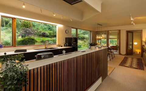 Mam Mor Lodge: Interieur Ontwerp, Flooring, Hout, Meubilair, Plafond, Countertop, Verdieping, Keuken, Verlichting, Huis