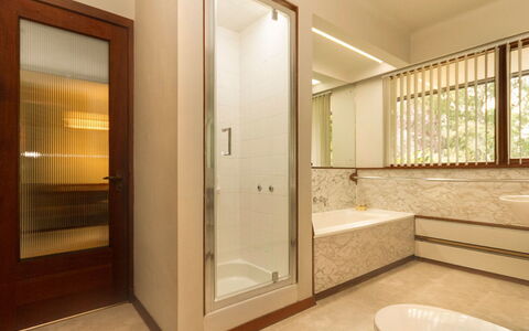 Mam Mor Lodge: Interieur Ontwerp, Flooring, Muur, Verdieping, Hout, Plafond, Loodgieterswerkinrichting, Huis, Badkamer, Verlichting