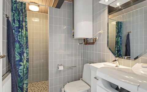 Kielo - 700M from the Sea: Badkamer, Loodgieterswerkinrichting, Interieur Ontwerp, Flooring, Toilet, Wastafel In De Badkamer, Wc Bril, Wastafel, Verdieping, Kraan