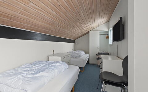 Kielo - 700M from the Sea: Slaapkamer, Bed, Laken, Plafond, Bedding, Interieur Ontwerp, Bed Frame, Verdieping, Linens, Kamer