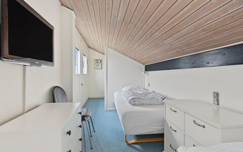 Kielo - 700M from the Sea: Interieur Ontwerp, Plafond, Hout, Slaapkamer, Verdieping, Flooring, Bed, Meubilair, Laken, Kamer