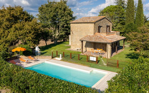 Ortale a Pitigliano with Pool: Zwembad, Huis, Boerderij, Huis, Verblijf, Landgoed, Deur, Tuin, Backyard