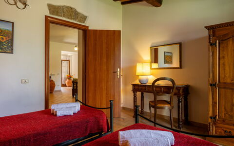 Ortale a Pitigliano with Pool: Meubilair, Muur, Interieur Ontwerp, Flooring, Hout, Bed, Slaapkamer, Verdieping, Plafond, Kamer