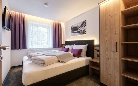 Augl'S Hof: Interieur Ontwerp, Slaapkamer, Bed, Kamer, Appartement, Bed Frame, Suite, Plafond, Bedding, Hotel