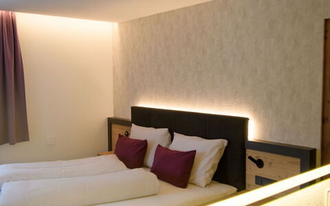 Augl'S Hof: Muur, Interieur Ontwerp, Flooring, Verdieping, Plafond, Verlichting, Slaapkamer, Bed, Bed Frame, Kamer
