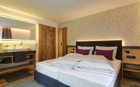 Augl'S Hof: Interieur Ontwerp, Flooring, Plafond, Verdieping, Slaapkamer, Kamer, Bed, Bed Frame, Appartement, Suite