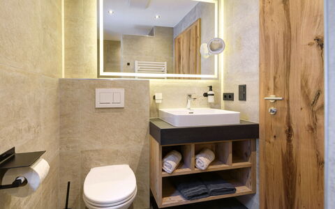 Augl'S Hof: Flooring, Interieur Ontwerp, Muur, Verdieping, Hout, Loodgieterswerkinrichting, Wastafel, Wastafel In De Badkamer, Badkamer, Kraan