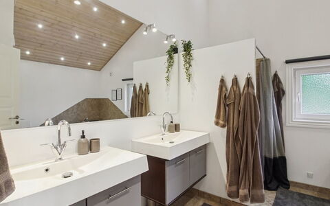 Elle: Interieur Ontwerp, Flooring, Muur, Verdieping, Plafond, Hout, Loodgieterswerkinrichting, Badkamerkast, Wastafel, Lichte Inrichting