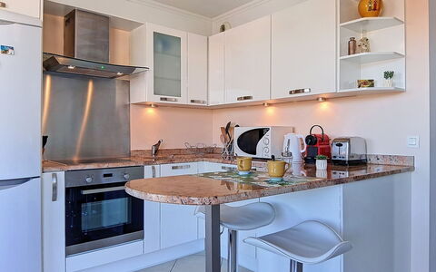 Le Royal Cap: Meubilair, Countertop, Keuken, Toestel Van De Keuken, Cabinetry, Interieur Ontwerp, Major Appliance, Flooring, Hout, Huishoudapparatuur
