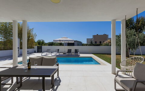 Level 4: Meubilair, Flooring, Buitenmeubels, Verdieping, Stoel, Zwembad, Samengesteld Materiaal, Schaduw, Toevlucht, Patio