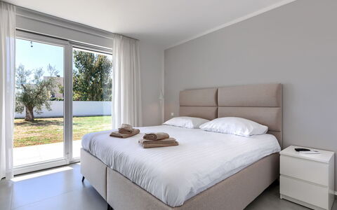 Level 4: Bed, Slaapkamer, Meubilair, Laken, Bedding, Interieur Ontwerp, Flooring, Verdieping, Bed Frame, Linens