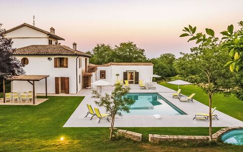 Villa Denise: Zwembad, Buitenmeubels, Tuin, Meubilair, Toevlucht, Schaduw, Eco Hotel, Backyard, Vrije Tijd, Stoel
