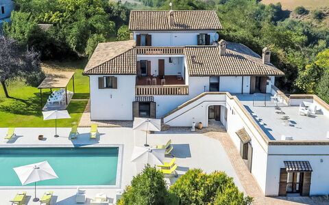Villa Denise: Zwembad, Buitenmeubels, Tuin, Meubilair, Toevlucht, Schaduw, Eco Hotel, Backyard, Vrije Tijd, Stoel