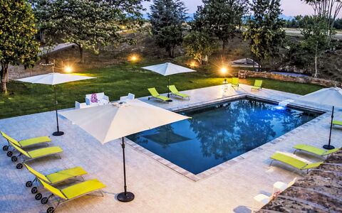 Villa Denise: Zwembad, Buitenmeubels, Tuin, Meubilair, Toevlucht, Schaduw, Eco Hotel, Backyard, Vrije Tijd, Stoel