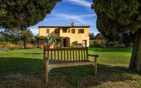 Villa Mare, Bolgheri: Gras, Boom, Struik, Huis, Huis, Land Lot, Landschap, Landelijk Gebied, Plain