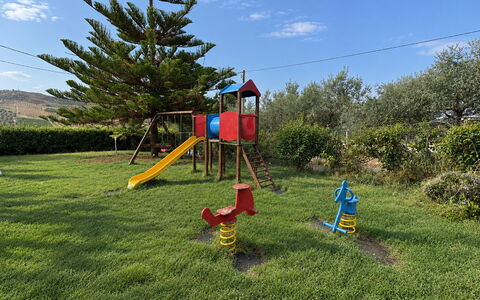 Casa Spassu: Dia Van De Speelplaats, Speeltoestel, Vrije Tijd, Gazon, Chute, Tuin, Park, Speelplaats, Landscaping, Schaduw