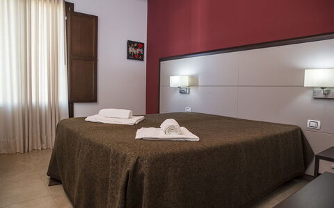 Casa Spassu: Interieur Ontwerp, Verdieping, Slaapkamer, Flooring, Meubilair, Bed, Laken, Bedding, Bed Frame, Kamer