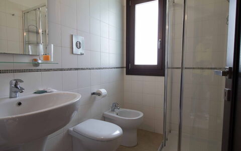 Casa Spassu: Flooring, Interieur Ontwerp, Loodgieterswerkinrichting, Verdieping, Badkamer, Wastafel, Wastafel In De Badkamer, Kamer, Kraan, Loodgieter