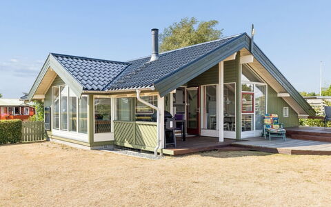 Aster - 100M from the Sea: Huis, Dak, Verblijf, Deur, Siding, Landgoed, Schaduw, Veranda, Ontwerp, Oprit
