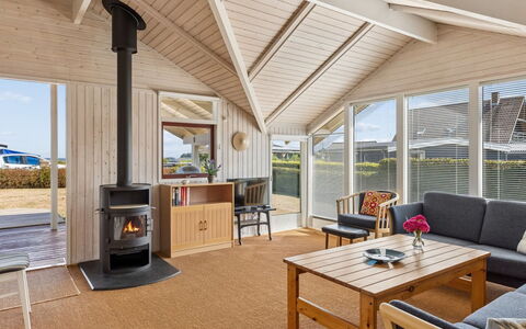 Aster - 100M from the Sea: Hout, Huis, Architectuur, Plafond, Veranda, Verblijf, Dak, Verdieping, Hardwood, Deur