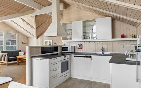 Aster - 100M from the Sea: Keuken, Hout, Plafond, Interieur Ontwerp, Flooring, Countertop, Meubilair, Cabinetry, Verdieping, Major Appliance