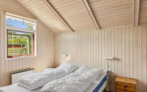 Aster - 100M from the Sea: Hout, Plafond, Slaapkamer, Flooring, Interieur Ontwerp, Verdieping, Bed, Kamer, Hardwood, Beits