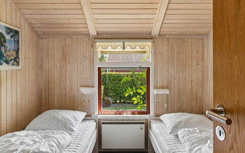 Aster - 100M from the Sea: Slaapkamer, Hout, Bed, Interieur Ontwerp, Plafond, Meubilair, Laken, Verdieping, Bedding, Flooring