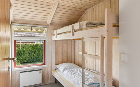 Aster - 100M from the Sea: Hout, Interieur Ontwerp, Slaapkamer, Stapelbed, Bed, Plafond, Verdieping, Flooring, Slaapzaal, Bed Frame