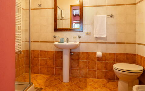 Croce di Bibbiano, San Gimignano View: Badkamer, Flooring, Loodgieterswerkinrichting, Verdieping, Wastafel In De Badkamer, Interieur Ontwerp, Wc Bril, Toilet, Wastafel, Loodgieter
