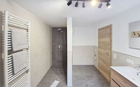 Sophia: Flooring, Muur, Interieur Ontwerp, Verdieping, Plafond, Loodgieterswerkinrichting, Badkamer, Kraan, Kamer, Lichte Inrichting