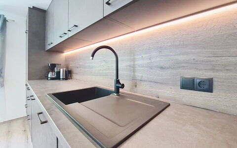 Sophia: Keuken, Countertop, Hout, Flooring, Interieur Ontwerp, Loodgieterswerkinrichting, Gootsteen, Wastafel, Cabinetry, Kraan