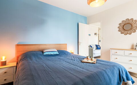L'Emerillon: Blauw, Bed, Slaapkamer, Meubilair, Interieur Ontwerp, Laken, Bedding, Linens, Hout, Flooring