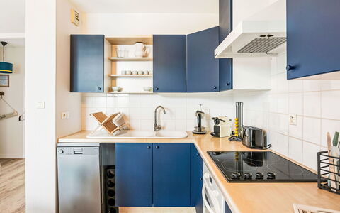 L'Emerillon: Toestel Van De Keuken, Keuken, Major Appliance, Countertop, Interieur Ontwerp, Cabinetry, Flooring, Hout, Meubilair, Fornuis