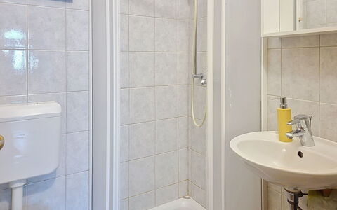 Pod Meloni: Wastafel In De Badkamer, Badkamer, Loodgieterswerkinrichting, Muur, Wastafel, Flooring, Interieur Ontwerp, Verdieping, Kraan, Loodgieter