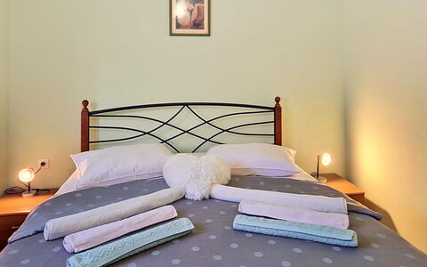 Pod Meloni: Bed, Bedding, Meubilair, Slaapkamer, Laken, Interieur Ontwerp, Muur, Hout, Verdieping, Linens