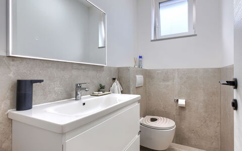 Veronica: Badkamer, Loodgieterswerkinrichting, Flooring, Verdieping, Wastafel, Interieur Ontwerp, Wastafel In De Badkamer, Toilet, Kraan, Spiegel