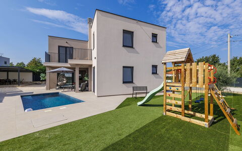 Veronica: Land Lot, Tuin, Gazon, Landscaping, Schaduw, Werf, Kunstgras, Backyard, Landgoed, Binnenplaats