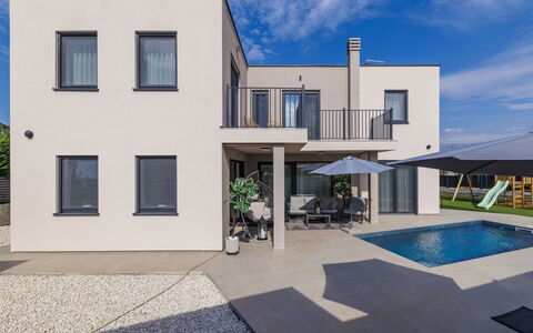 Veronica: Facade, Woongebied, Huis, Deur, Landgoed, Balkon, Villa, Binnenplaats, Ontwerp, Oprit