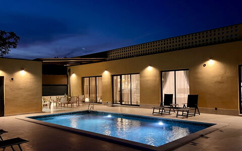 Grandpa Pouls Heritage, Heated Pool: Zwembad, Toevlucht, Verdieping, Flooring, Buitenmeubels, Meubilair, Samengesteld Materiaal, Ligstoel, Waterpartij, Thermae