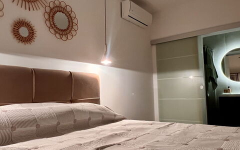 Grandpa Pouls Heritage, Heated Pool: Bed, Slaapkamer, Meubilair, Bedding, Interieur Ontwerp, Laken, Muur, Hout, Plafond, Verdieping